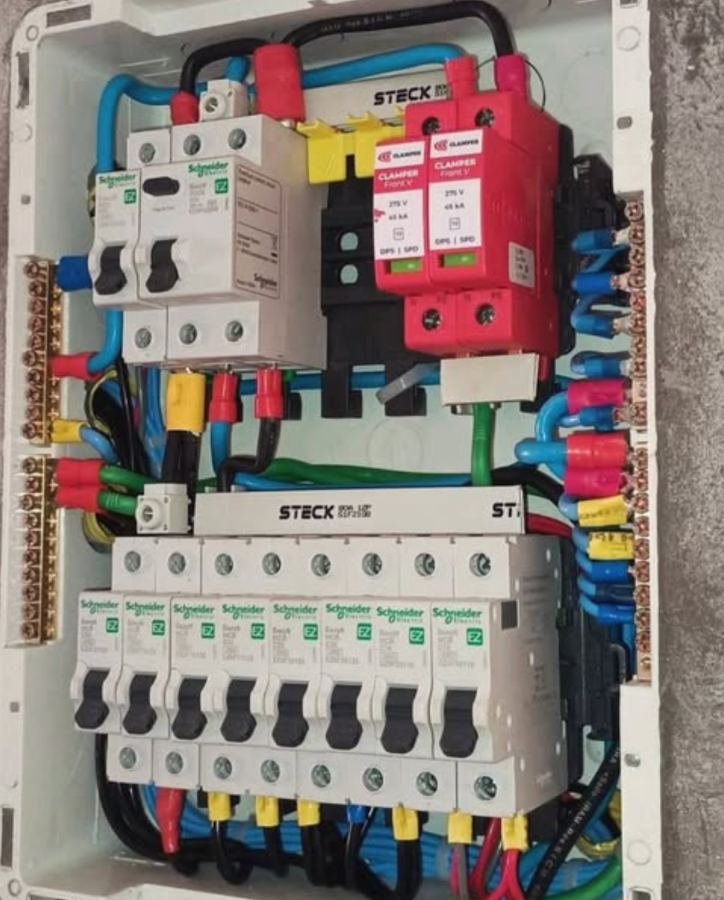 Quadro de distribuição elétrica executado com disjuntores e DPS